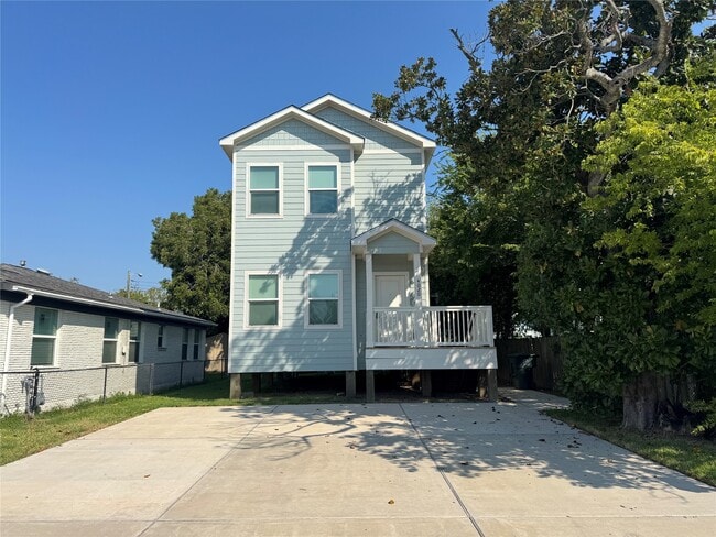 Building Photo - 3615 1/2 Ursuline St Rental