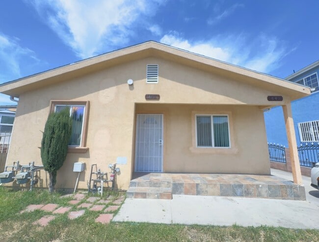 Photo - 843 W 76th St Unidad 843 W. 76th Street