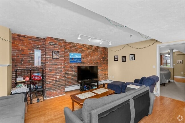 Building Photo - 12 Auburn St Unit 1 Rental