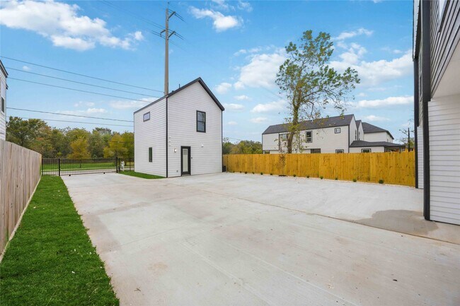 Photo - 9019 Comal St