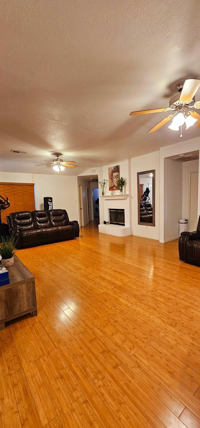 905 Crestwood Dr