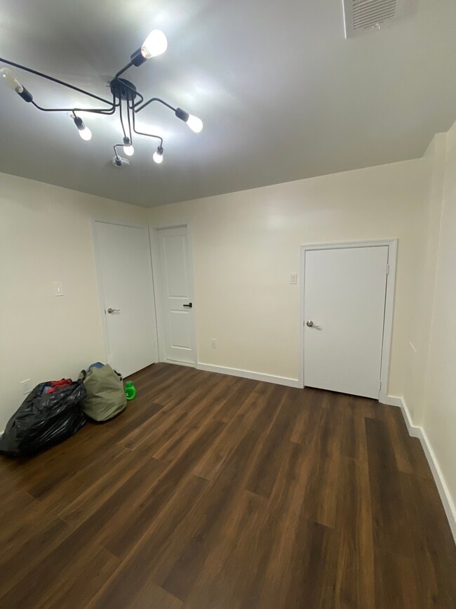 Photo - 915 Newington Ct