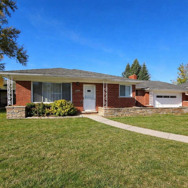 Building Photo - 3 Bedroom, 1.5 Bath Brick Ranch. Huge Great Room and Living Room. Big Kitchen, Backyard with Deck...