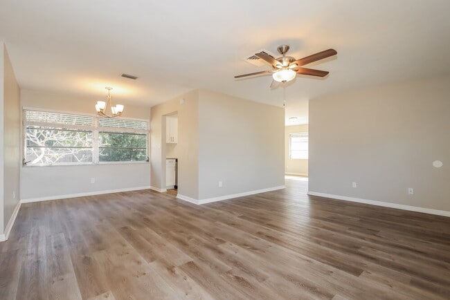 Photo - 2319 Surrey Ln