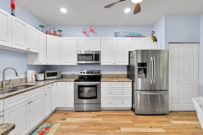 Photo - 325 Hawthorne Ln