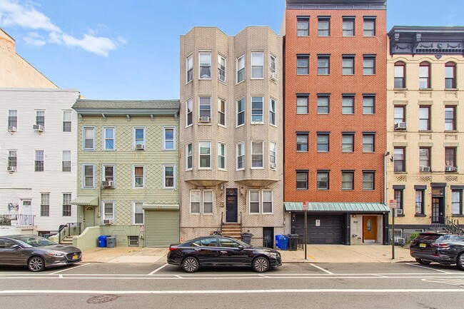 Building Photo - 327 Monroe St Unit 6 Rental