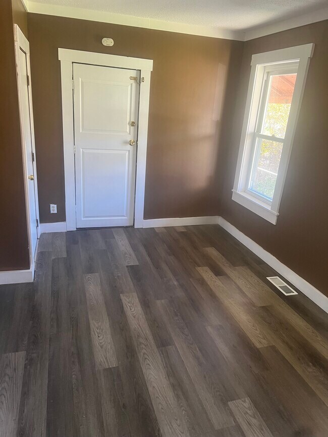 Photo - 15 Chisholm Ave