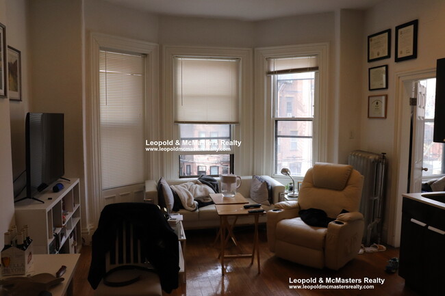 Building Photo - 229 Newbury St Unit 2 Rental