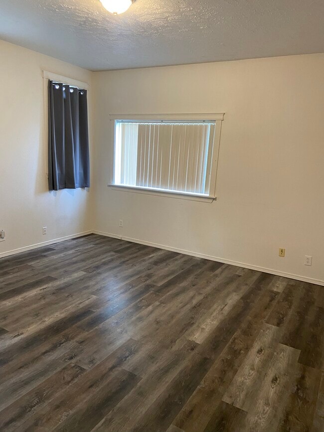 Photo - 1005 E 9th S