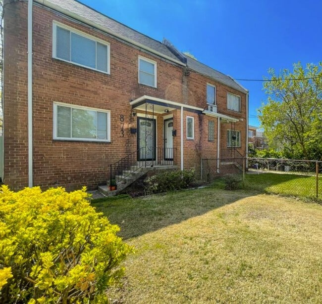873 Bellevue St SE