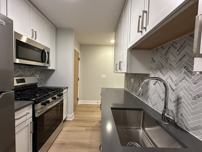 Photo - 531 W Aldine Ave Unit J02W