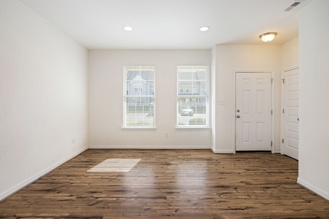 Photo - 3 Bedroom Corner Townhome!!! Available Early-Mid April****