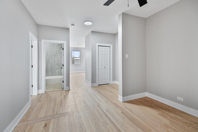 Photo - 7520 N Seeley Ave Unidad 3E