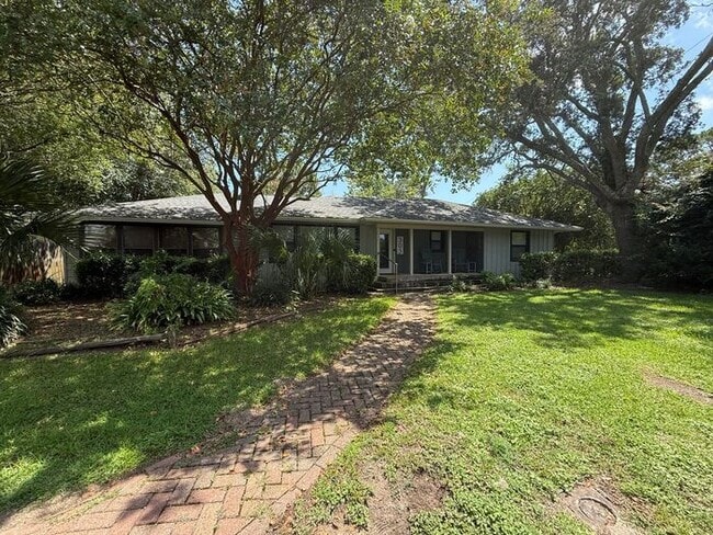 Building Photo - Pensacola- 3 bedroom, 2 bathroom