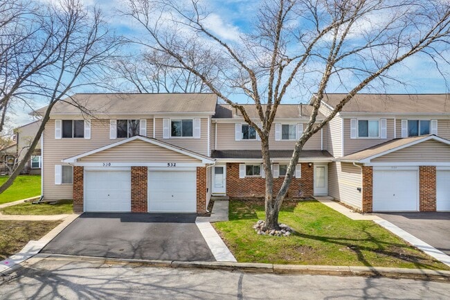 Photo - Carol Stream Townhome with Three Bedrooms and One Car Garage