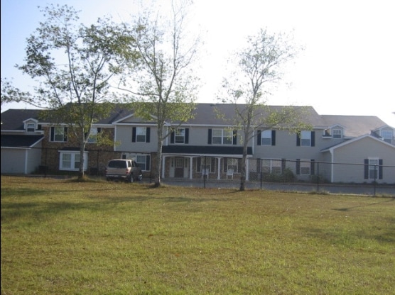 Country Club Apartments - Country Club Apartments