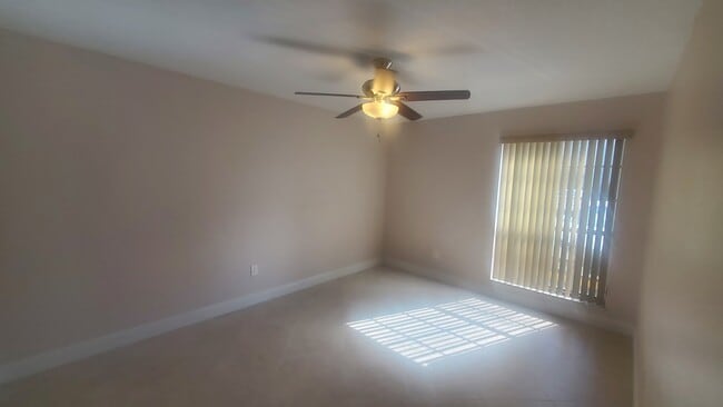 Photo - 10738 N Kendall Dr Unidad K17