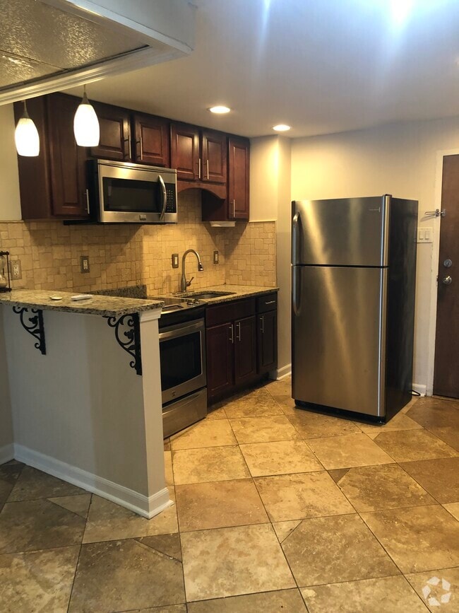 Building Photo - 1271 Poplar Ave Unit 207 Rental