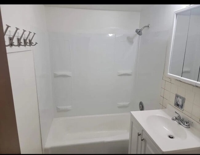 Bathroom - 645 Pasadena Ave Unit 2E