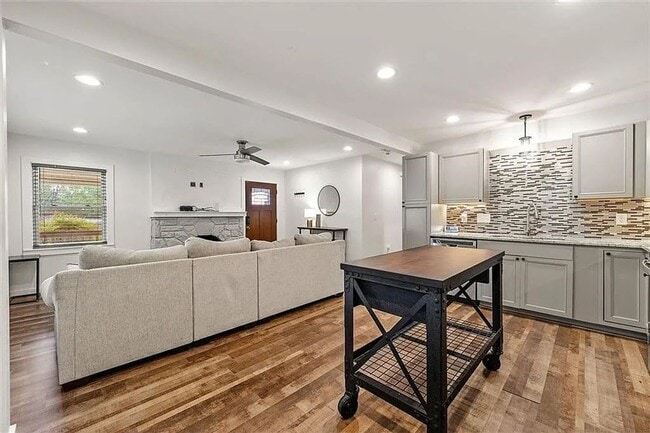 Photo - 323 Anderson Ave NW