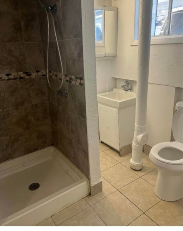 Photo - 1570 Newton St