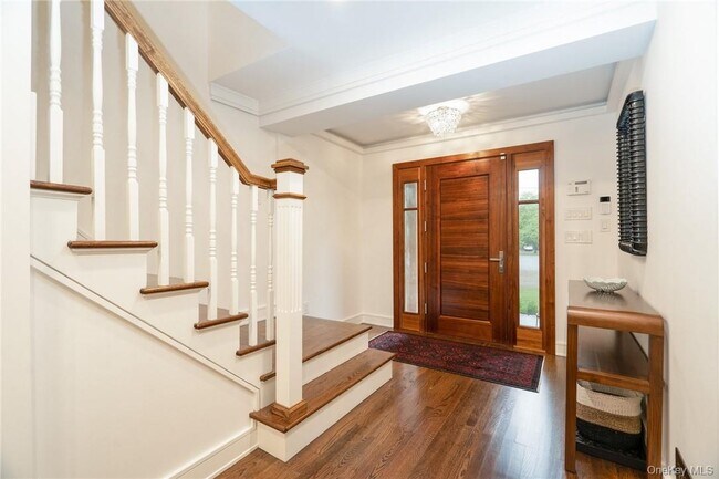 Photo - 10 Loewen Ct