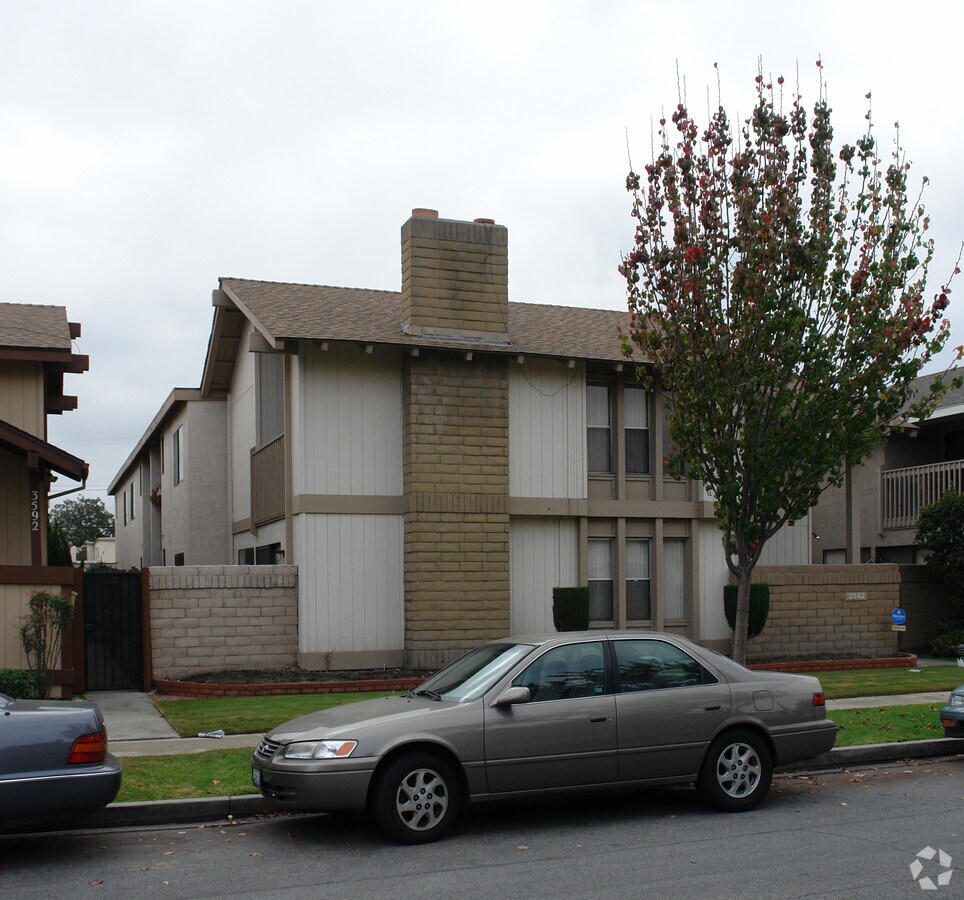 Photo - 3582 Howard Ave