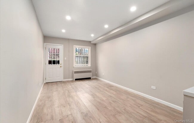 Photo - 25-53-53 College Point Blvd Unidad 1