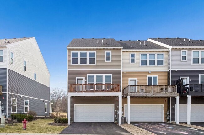Building Photo - Spacious 3bed 3bath Townhome in Chaska!