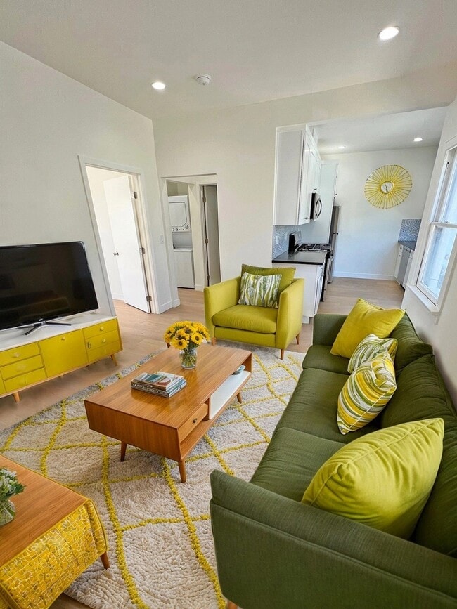 Building Photo - 3919 1/2 Montclair St Unit 3919 1/2