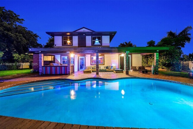 Building Photo - 250 NE 158th St