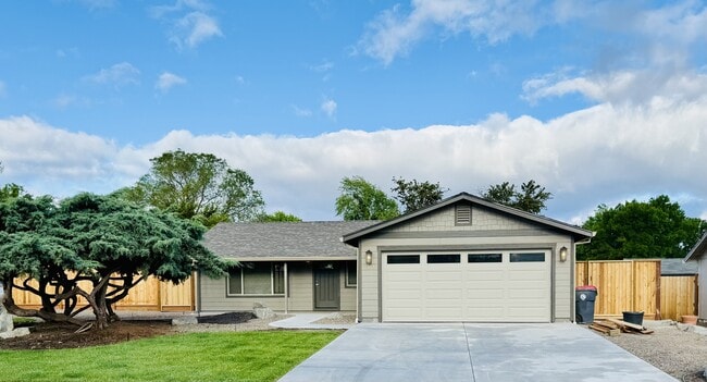 Building Photo - 2853 Tahitian Ave