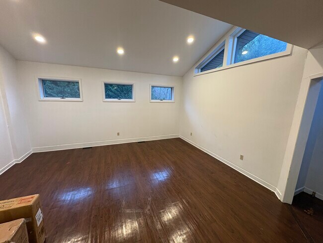 Building Photo - 236 Northfield Rd Unit 1