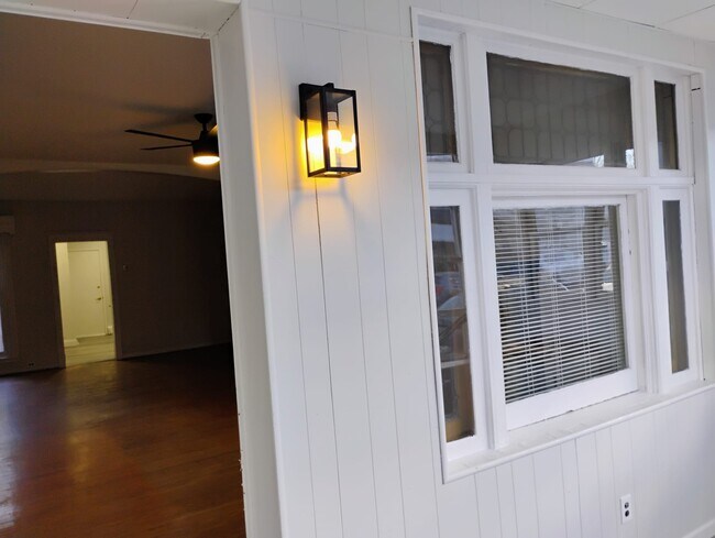 Photo - 715 N 49th St