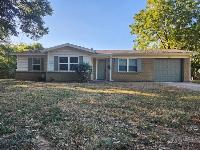 Building Photo - 1602 Ravenwood Dr