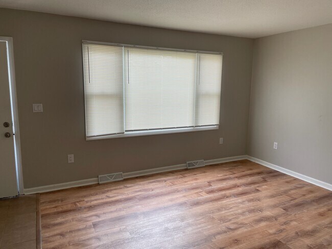 Photo - 637 W 25th St