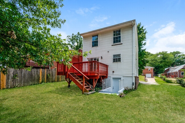 Photo - 5704 Monroe St