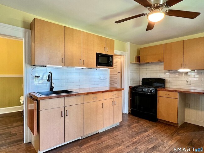 Photo - 1596 Main St