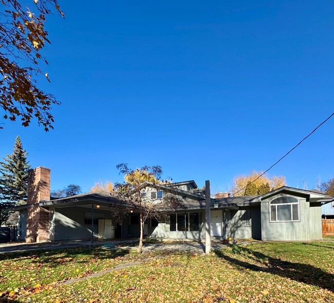 Building Photo - Expansive Updated Home with Creek Views & Prime Location