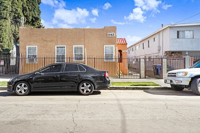 Building Photo - Newly Remodeled 1 Bedroom / 1 Bath Bungalow-style in the Heart of Hollywood! Unit 1142 1/2