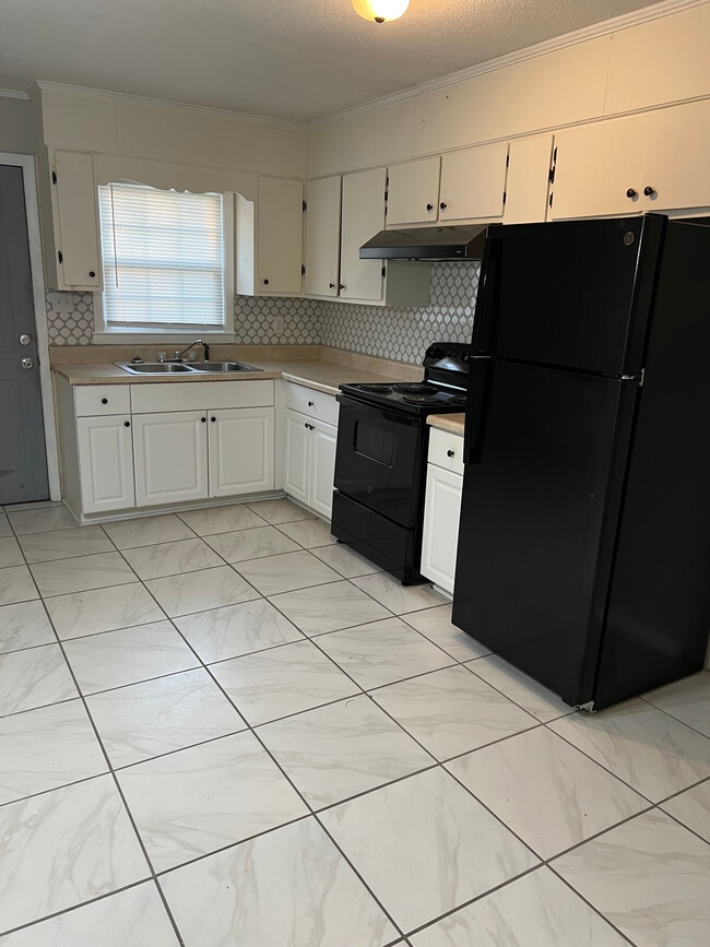 Building Photo - 4003 Camellia Dr Unit C