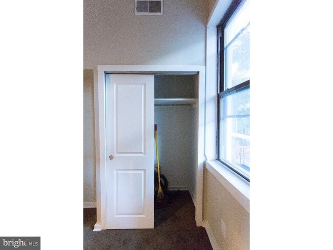 Building Photo - 413 S 11th St Unit 3R Rental