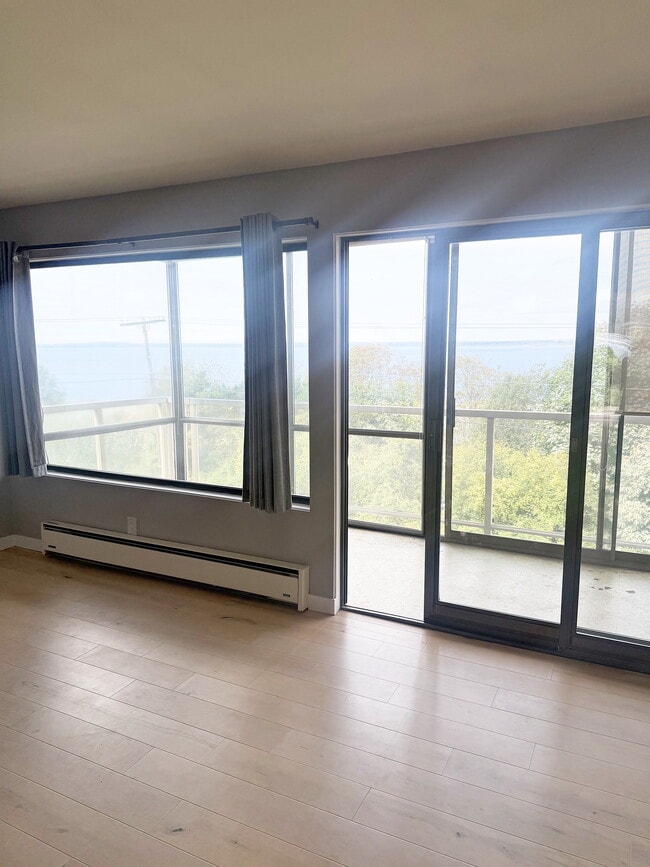 Building Photo - 414 Boulevard Unit Bay Views! Amazing sunsets