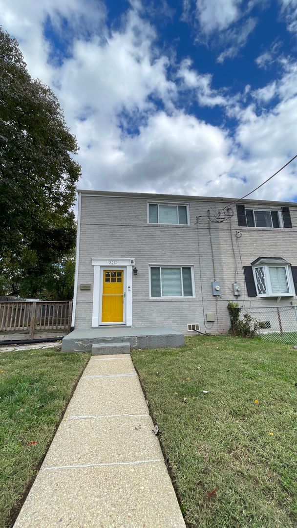 Building Photo - Beautiful 3 BR/ 1.5 BA Semi-Detached Home in Dupont Village!