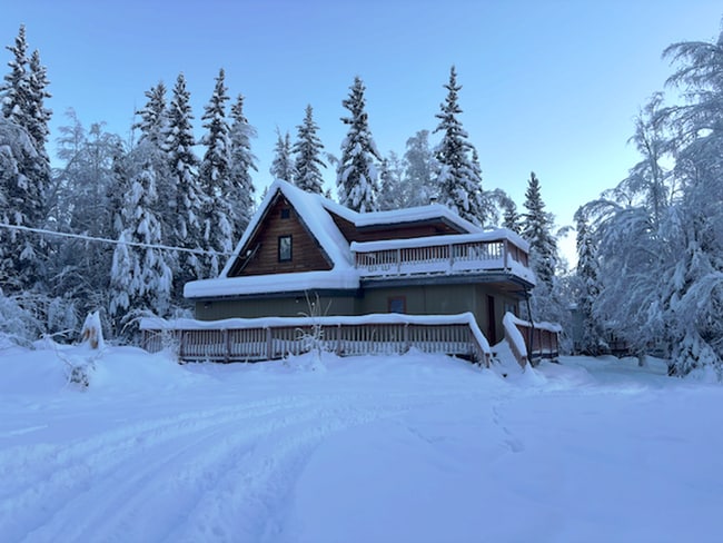 Building Photo - Bright 3-Bedroom Home in Town – Convenient Fairbanks Location