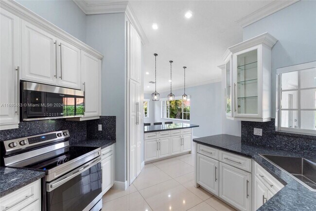 Photo - Winged Foot Drive, Hialeah, FL 33015 - 4 B...
