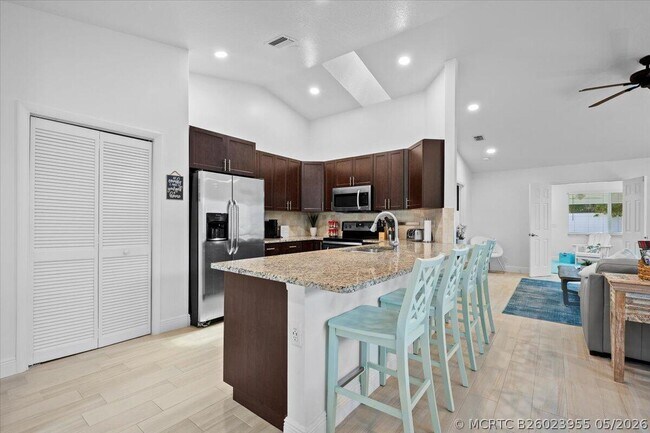 Photo - 6075 Francis St