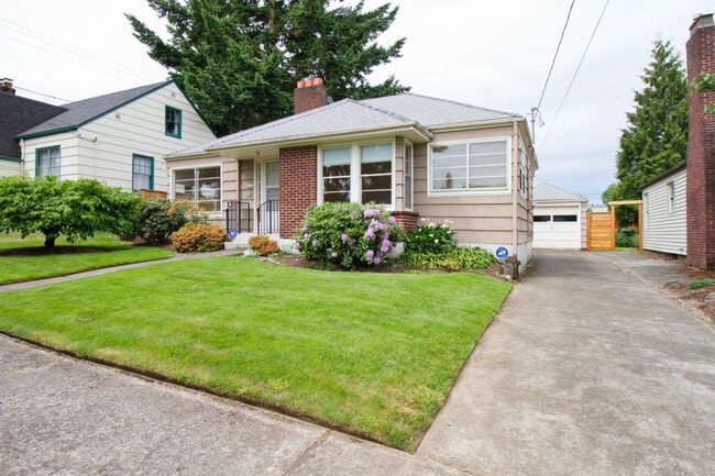 Building Photo - Adorable Beaumont Home with Den, Covered Patio, A/C & Laundry!