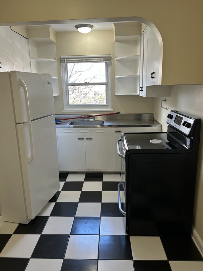 Building Photo - 877 Farmington Ave Unit 881-301