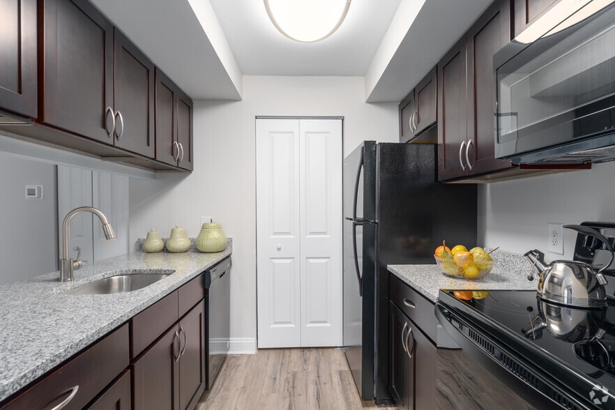 1BR w/Den, 1BA -890SF Kitchen